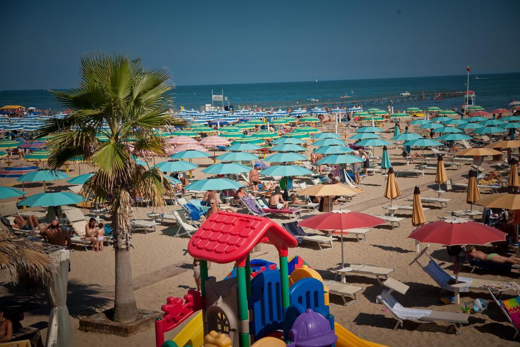 Hotel Aurea Rimini Bagian luar foto