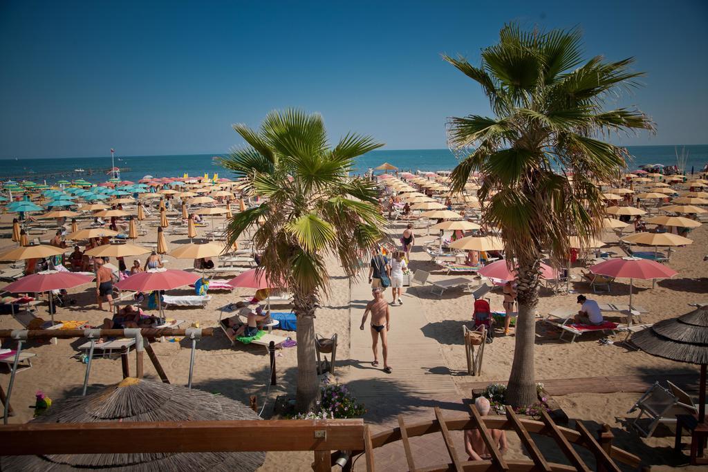 Hotel Aurea Rimini Bagian luar foto